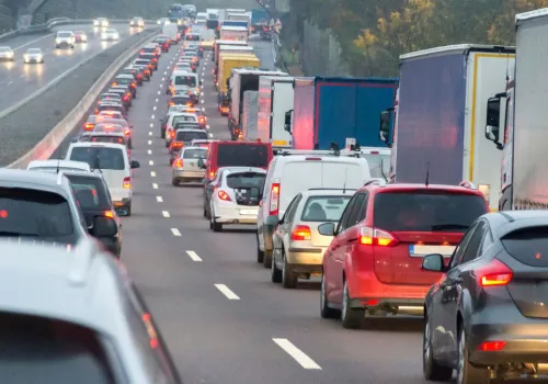 Ciężarówki utknęły pod wiaduktami na A5. Autostrada zamknięta na kilka godzin