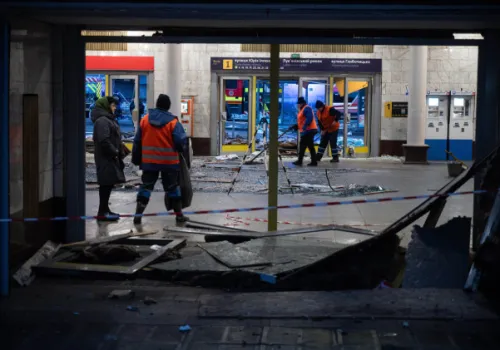 Rosyjski ostrzał Kijowa. Uszkodzone szpitale i akademik, są ofiary