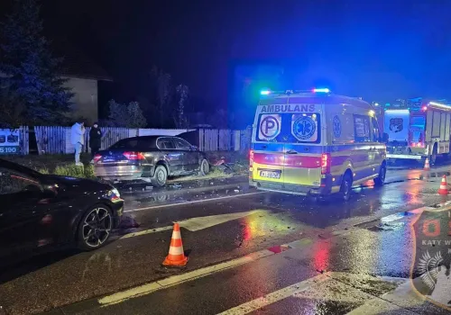 Pijany kierowca Skody zjechał na przeciwległy pas i uderzył w BMW. W aucie było małe dziecko
