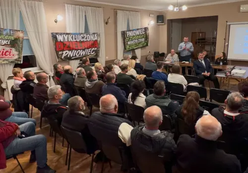 „Wykluczony Pniowiec” żąda zmian. Burmistrz nie przyszedł na spotkanie, mieszkańcy pokazali transparenty
