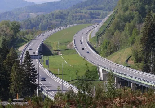 Sól zniszczyła nowy most. Utrudnienia dla kierowców jadących na Słowację