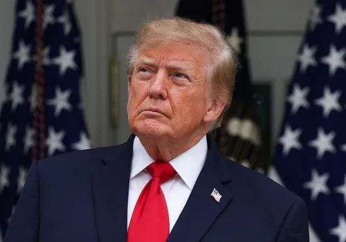 Trump nie ma powodów do radości, wynik bliski rekordu. Nowy sondaż z USA