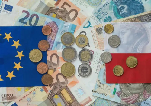 Miliardy z budżetu UE. „Polska odpuszcza, europosłowie zaostrzają walkę”