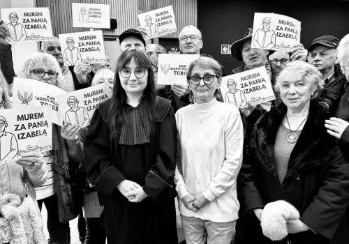 „Lewacki sąd do końca broni Jurasa”. Na posiedzenie o umorzeniu nie wpuszczono nawet męża zmarłej pani Izabeli