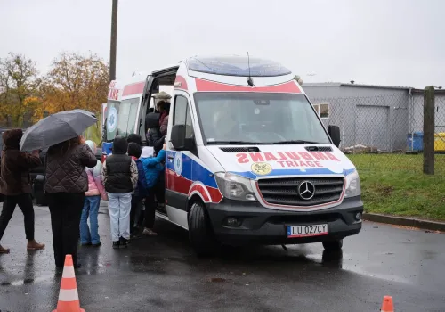 Dzieci uczyły się ratować życie. VII Dzień Otwarty w lubelskim pogotowiu