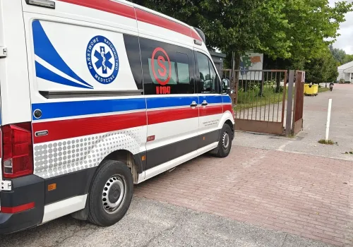 Karetka nie mogła wjechać na cmentarz. Po naszej publikacji będą zmiany (wracamy do tematu)