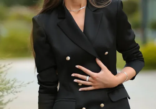 Sukienka marynarkowa to hit na eleganckie wyjścia. Dwa czarne modele, które warto zobaczyć