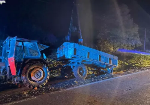 Groźny wypadek w Borowie. Oślepiony 71-latek wbił się w traktor