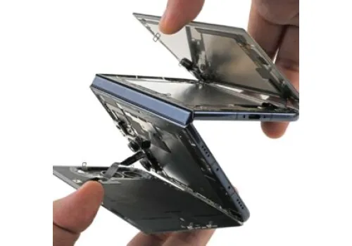 iPhone Duo rozebrany na części przez iFixit. To najłatwiejszy do naprawy składny telefon w historii, ale jest też zła wiadomość dotycząca ekranu
