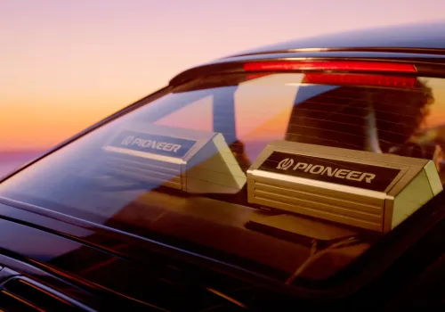 Radio jak ze starego japońskiego coupé, ale z nowoczesną elektroniką. Pioneer dobrze to wymyślił