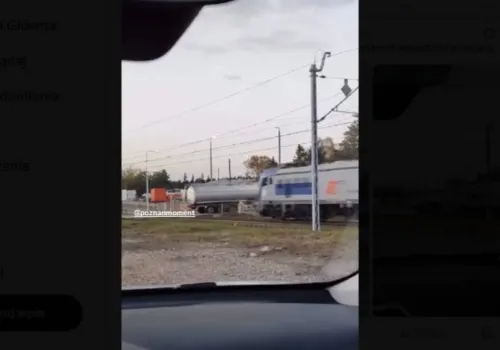 Cysterna utknęła na torach. Chwilę później jechał pociąg