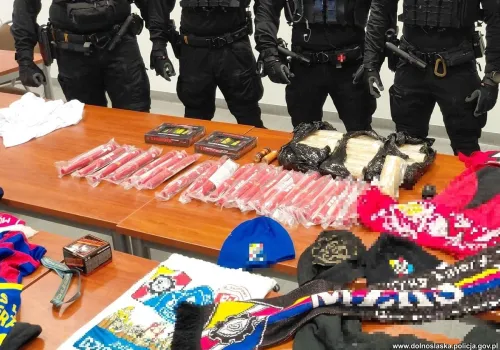 Udaremnili kibolską zadymę w Świdnicy. Policjanci przejęli arsenał rac i skradzione barwy