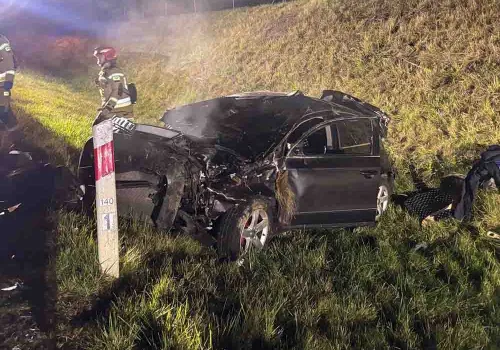 Zderzenie samochodów na S3 pod Kaławą. Jedno auto wypadło z drogi, były duże utrudnienia (ZDJĘCIA)