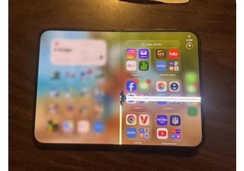 Składany iPhone ma problem. Apple zabrało głos w sprawie pękających ekranów