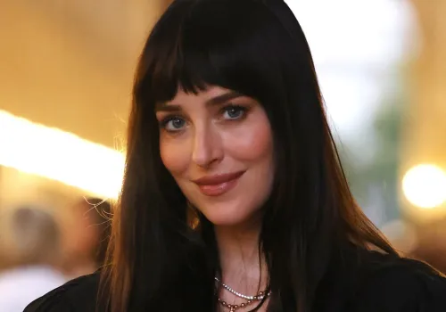 Gucci bangs podbijają salony. Komu pasuje fryzura Dakoty Johnson?