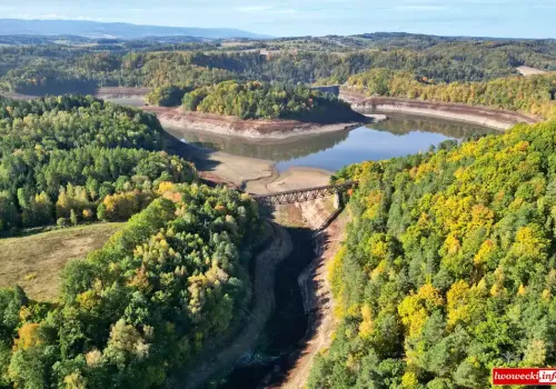 Tonące w śmieciach dno zbiornika obnaża bezradność urzędników