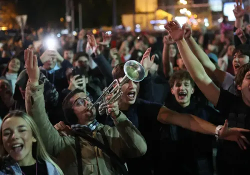 Odzyskaliśmy kraj, odzyskaliśmy przyszłość. Młodzi Serbowie świętują zwycięstwo