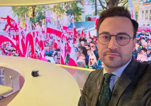 Uzbrojeni policjanci w mieszkaniu prezesa Marszu Niepodległości. Adwokat mówi o możliwym odwecie