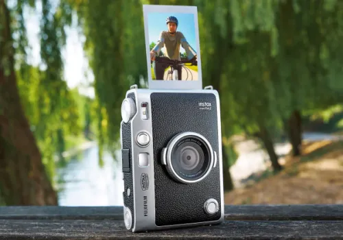 Instax Mini Evo 2 - większy sensor, fazowy AF i dotykowy ekran. Hybrydowy Instax w nowej odsłonie