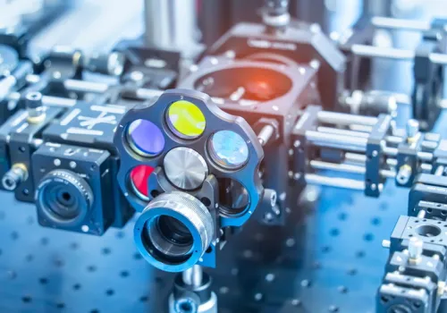 Naukowcy z Warszawy i Wrocławia pracują nad technologią produkcji miniaturowych laserów
