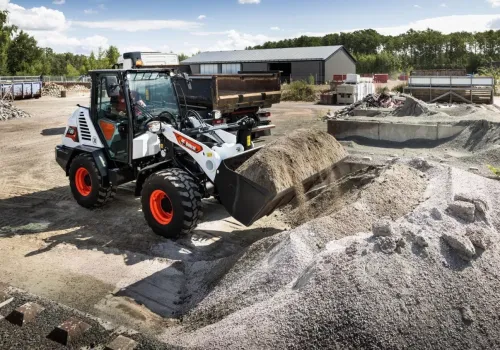 Więcej mocy, inteligentniejsza obsługa: Bobcat zaprezentowł nowe kompaktowe ładowarki kołowe L100 i zmodernizowaną L85 na targach GaLaBau