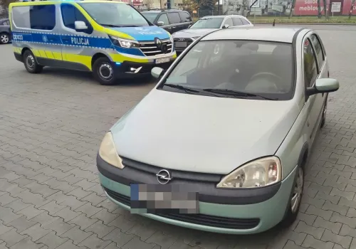 Zasnął w Oplu pod sklepem. Nietrzeźwa żona przyjechała po samochód rowerem