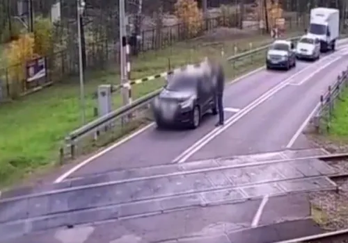 Kobieta wjechała na przejazd pod opuszczające się rogatki. Pomógł jej policjant wracający ze służby