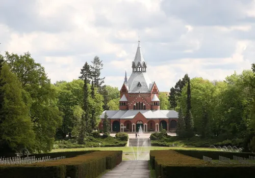 Jest 4 razy większy od Watykanu. Wygląda jak park, ale to największy cmentarz w Polsce