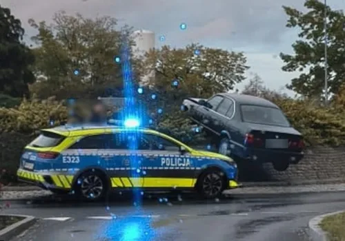 „Na rondzie prosto”. BMW rozbite na rondzie w Nowej Soli
