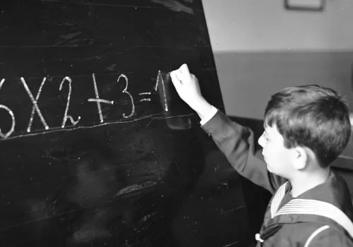 Wspomina szkołę z 1969 roku. "Siedzieliśmy z rękami założonymi do tyłu, tak dbano o naszą postawę"