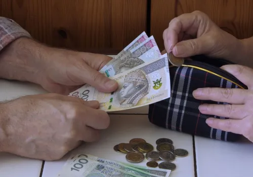 370 zł dla seniorów do końca miesiąca. ZUS wyśle pieniądze bez składania wniosku