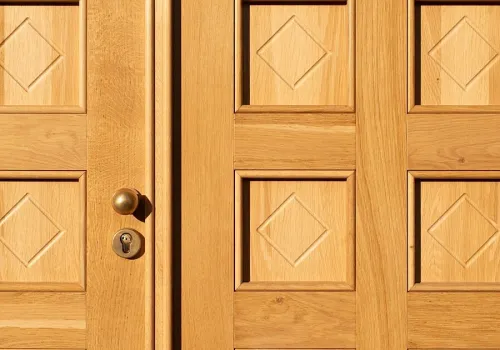 Bezpieczeństwo i izolacja termiczna – na co zwrócić uwagę, wybierając drzwi zewnętrzne i wewnętrzne?