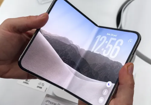 Klienci skarżą się na iPhone'a Duo. Pojawiają się rysy i plamy. Apple reaguje na doniesienia