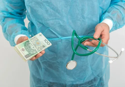 Lekarz-rekordzista zarobił 3 mln zł w 2025 r. Ile zarabiają medycy w Polsce?