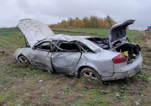 Auto uderzyło w betonowy przepust i dachowało. Kierowca zginął na miejscu