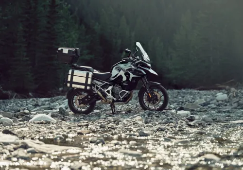 Nowy Triumph Tiger 1200: więcej mocy, radary, niższa kanapa i 19-calowy przód we wszystkich wersjach