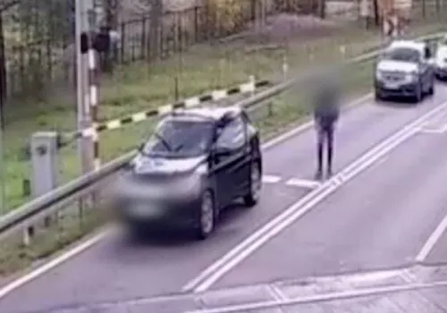 Utknęła z rogatką na dachu. Pomógł jej policjant. Skończyła z mandatem