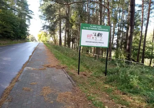 Na wsi czuć oborą i hałasują ciągniki. Teraz przy drogach pojawiają się wymowne tablice