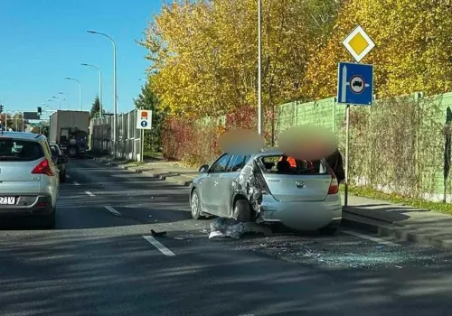 Kolizja karetki z samochodem osobowym na al. Andersa w Bielsku-Białej