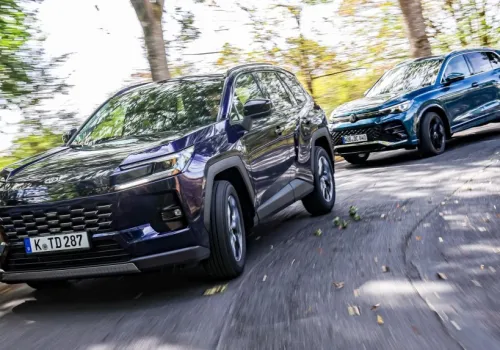 Toyota RAV4 kontra Volkswagen Tiguan – pojedynek bestsellerów | PORÓWNANIE