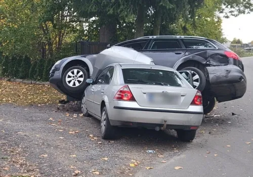 Pijany kierowca spowodował kolizję i uciekł z miejsca zdarzenia. Został zatrzymany przez policjantów