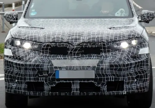 Nowe szybkie BMW X5 przyłapane. Folia zakryła wszystko prócz miny