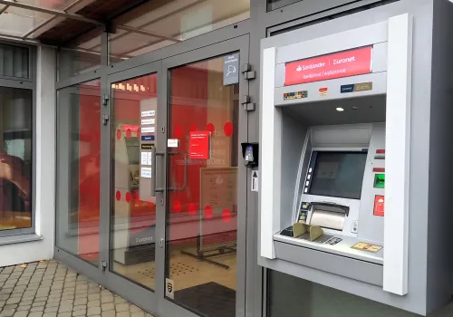 Bydgoska prokuratura stawia zarzuty w aferze bankomatowej. Z kont zniknęły 2 miliony złotych