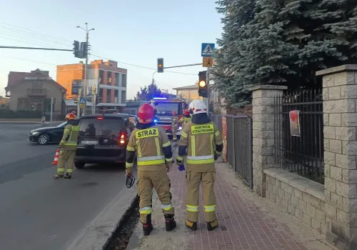 Poranny wypadek na ruchliwym skrzyżowaniu w Ząbkach. BMW zderzyło się z Volkswagenem