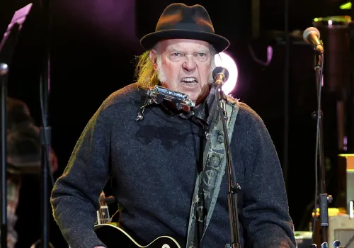 Po ugodzie z Trumpem nie ma śladu. Neil Young znów idzie do sądu, domaga się 10 mln dol.