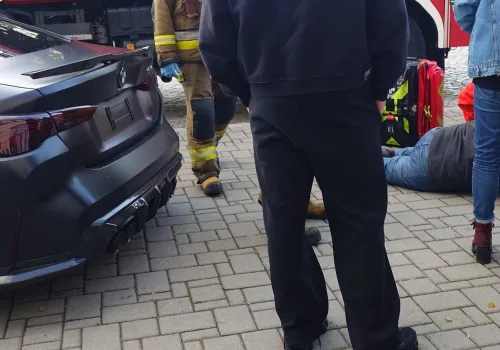 PILNE! Groźny wypadek w centrum Nowego Sącza! BMW wjechało na chodnik i potrąciło pieszego