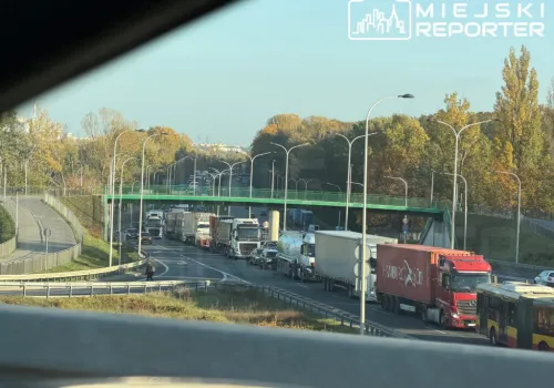 Korki na dojeździe do Cmentarza Północnego. Zator sięgał Mostu Grota-Roweckiego