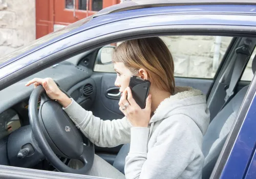 Nowe oszustwo wymierzone w kierowców. Zaczyna się od niewinnego SMS-a o parkingu
