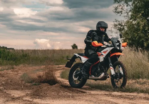 KTM 390 Adventure R – terenowy zawodnik, który asfaltu też się nie boi