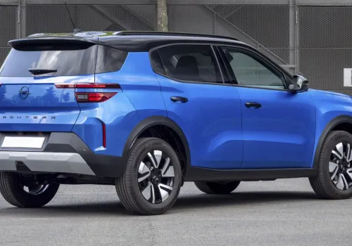 Nowy europejski SUV z hybrydą, automatem i ekranami za 94 600 zł. Czeka w salonie